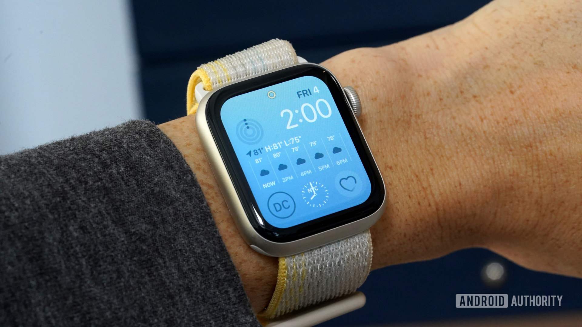 Un Apple Watch SE 2 al polso di un utente mostra un cerchio giallo sul quadrante.