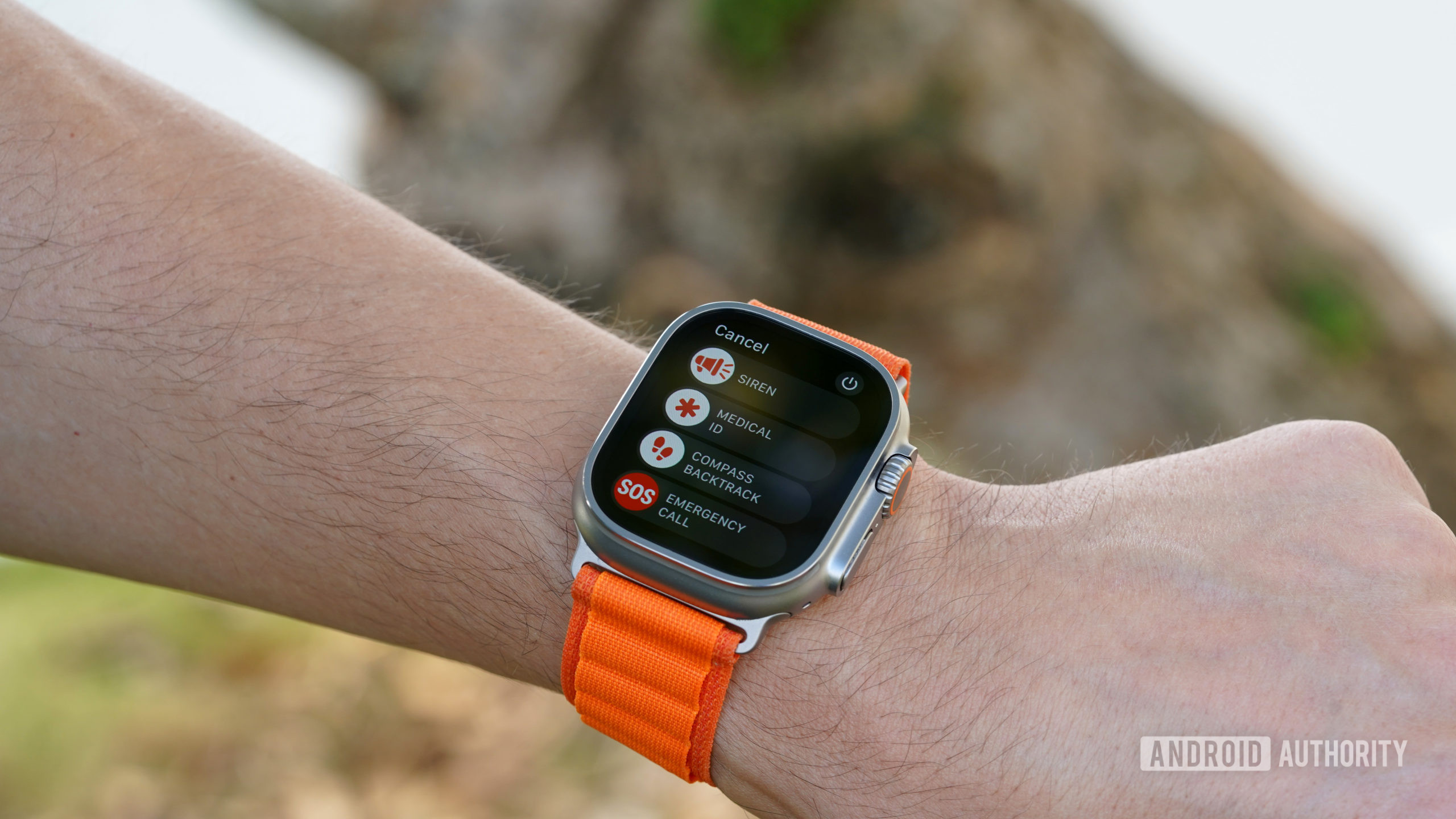 Un Apple Watch Ultra al polso di un utente mostra il menu delle funzioni di sicurezza, inclusa la sirena.