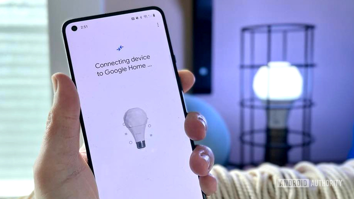 Un telefono Android che collega un Nanoleaf Matter A19 a Google Home