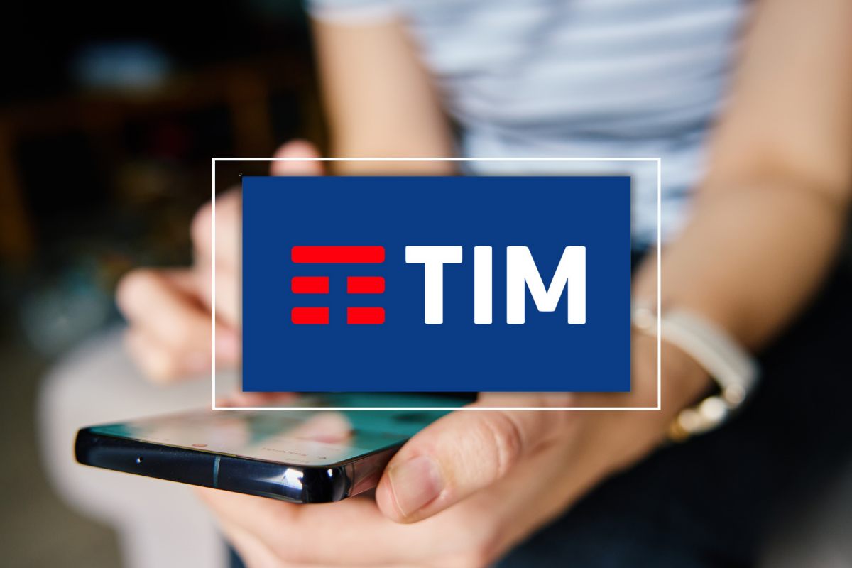 logo tim e ragazza smartphone