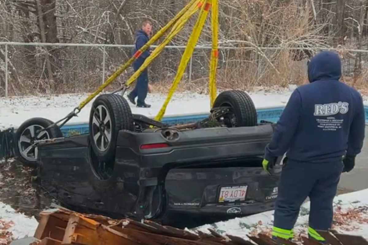 Auto estratta da piscina