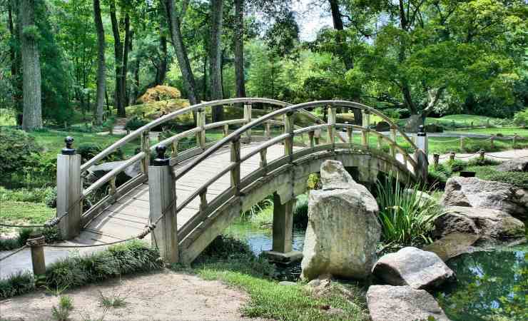 Ponticello nel giardino