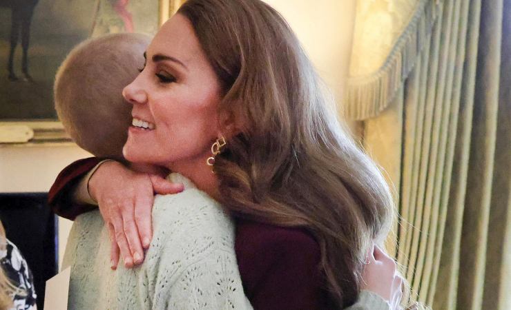 kate middleton abbraccia una ragazza