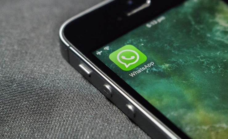 icona whatsapp su smartphone